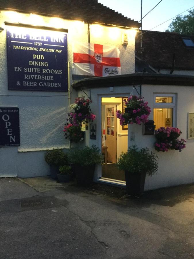 סליסבורי The Bell Inn מראה חיצוני תמונה