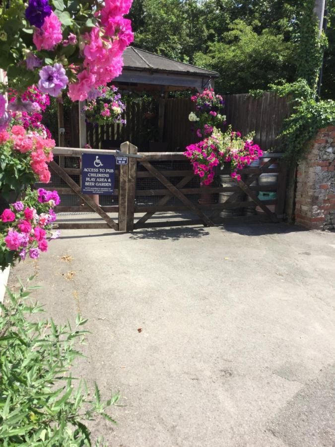 סליסבורי The Bell Inn מראה חיצוני תמונה